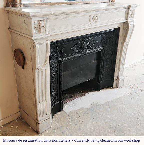 Cheminée de style Louis XVI en marbre de Carrare à ornement fleural et fleur de tournesol Cheminée de style Louis XVI en marbre de Carrare à ornement fleural et fleur de tournesol-2
