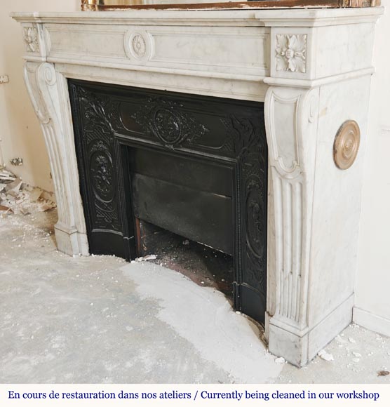 Cheminée de style Louis XVI en marbre de Carrare à ornement fleural et fleur de tournesol Cheminée de style Louis XVI en marbre de Carrare à ornement fleural et fleur de tournesol-5