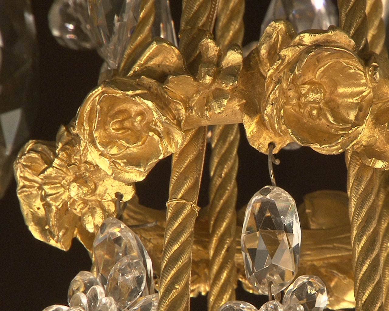 Lustre à cristaux à 12 bras et 18 lumières , décors de passementeries en bronze doré.-5