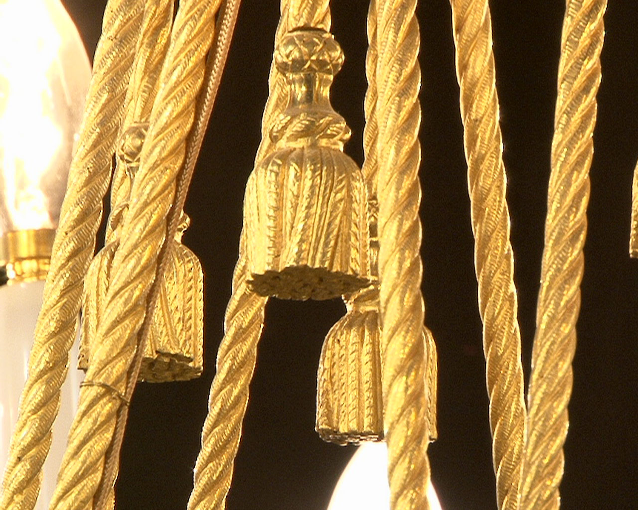 Lustre à cristaux à 12 bras et 18 lumières , décors de passementeries en bronze doré.-8