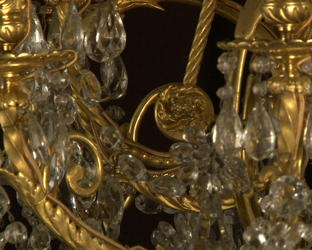 Lustre à cristaux à 12 bras et 18 lumières , décors de passementeries en bronze doré.-17