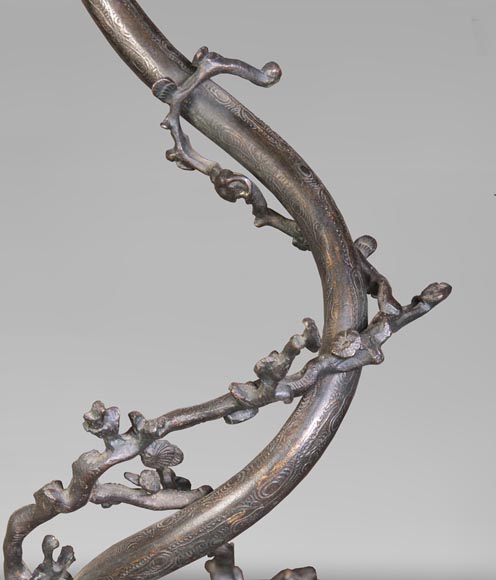 Lustre en bronze à patine brune à décor de dragon en vol et branches de cerisier en fleurs-5