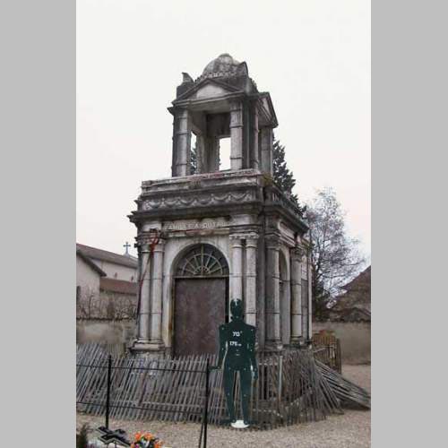 Unique mausolée de pierre