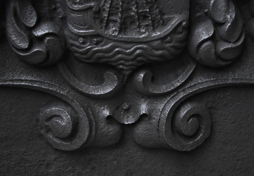 Belle plaque de cheminée cintrée aux Armes de la ville de Paris-3