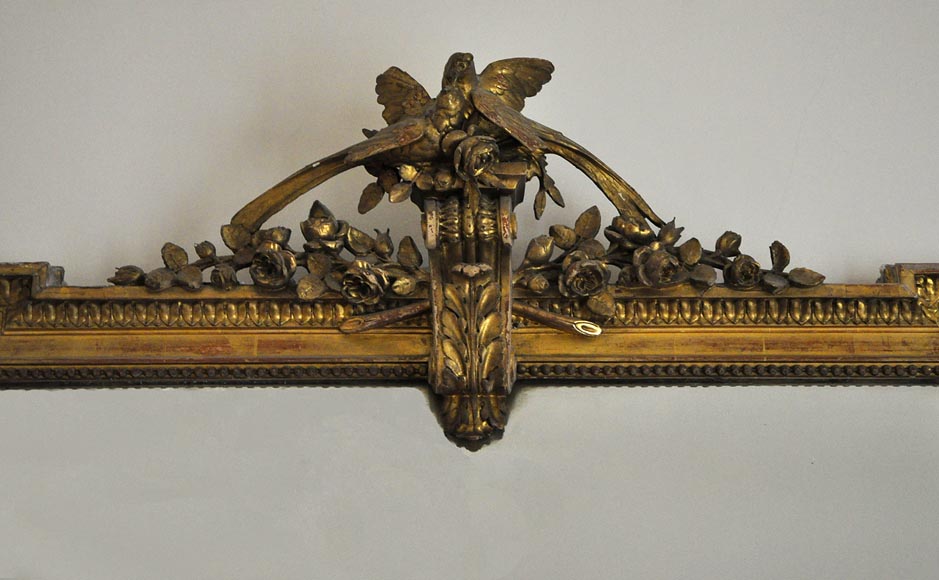 Grand trumeau ancien de style Louis XVI en bois et stuc doré à décor d'oiseaux-1