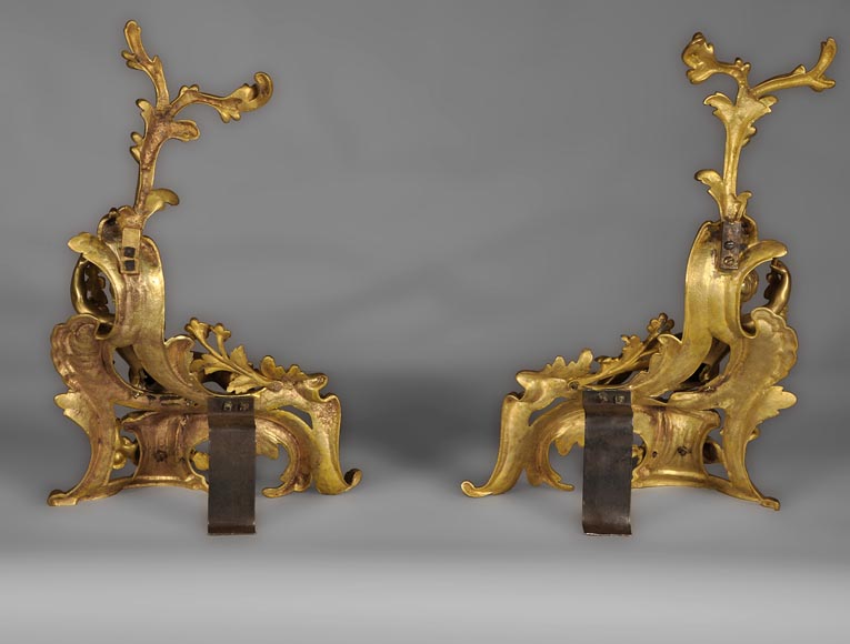 Paire de chenets ancien de style Louis XV en bronze doré à décor de putti-8