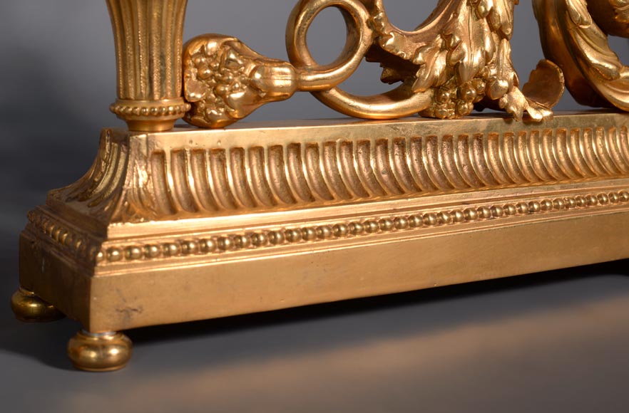 Belle paire de chenets de style Louis XVI en bronze doré et patiné aux putti-7