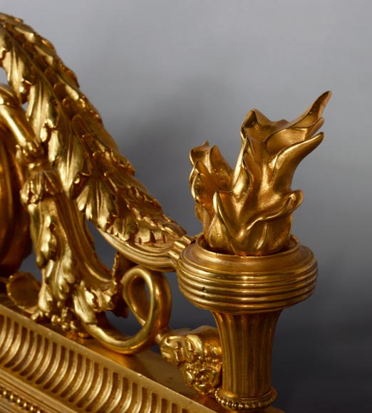 Belle paire de chenets de style Louis XVI en bronze doré et patiné aux putti-8
