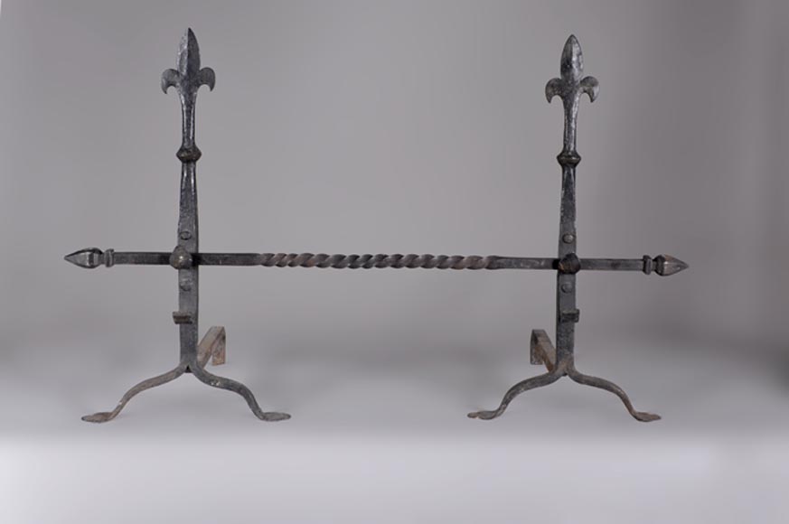 Paire de chenet en fer forgé de style Néo-Gothique, vers 1900-0