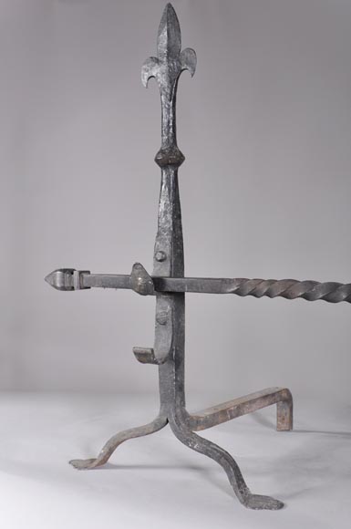 Paire de chenet en fer forgé de style Néo-Gothique, vers 1900-2
