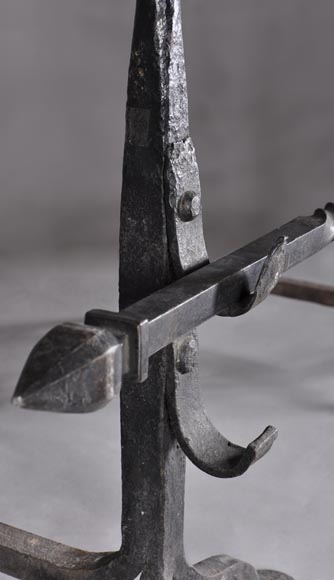Paire de chenet en fer forgé de style Néo-Gothique, vers 1900-3
