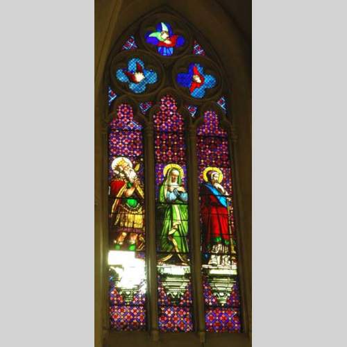 Vitrail figurant Marie-Madeleine et deux saints personnages.