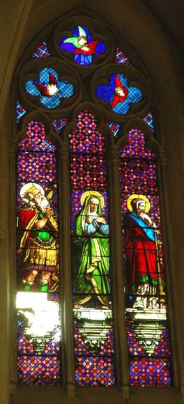 Vitrail figurant Marie-Madeleine et deux saints personnages.-0