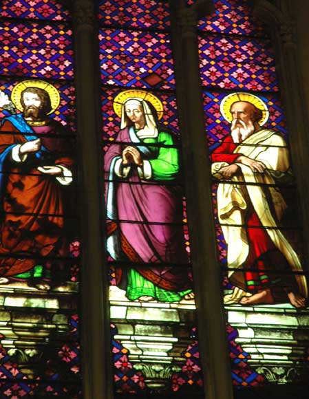 Vitrail figurant sainte Anne, entourée de deux saints-1