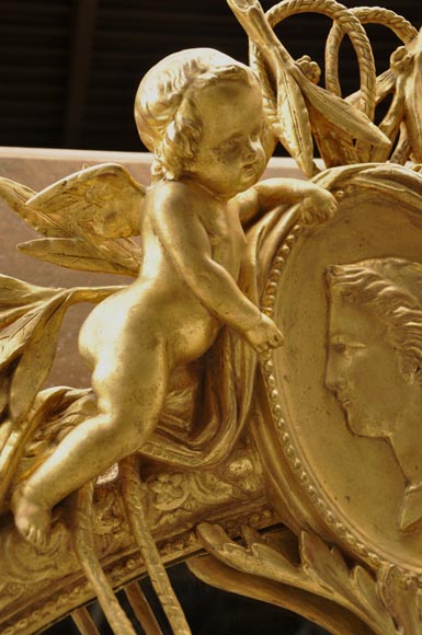 Superbe miroir à parecloses Napoléon III en bois et stuc doré à décor de putti et de profils de femmes en médaillons-3