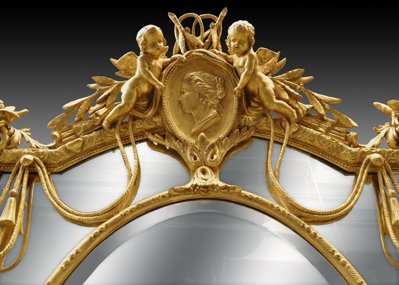 Superbe miroir à parecloses Napoléon III en bois et stuc doré à décor de putti et de profils de femmes en médaillons-8