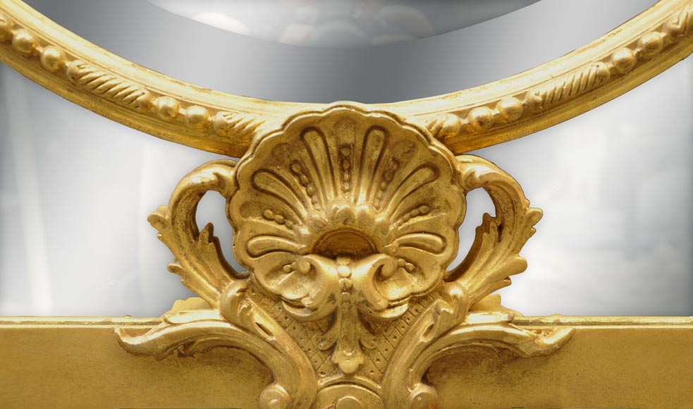 Superbe miroir à parecloses Napoléon III en bois et stuc doré à décor de putti et de profils de femmes en médaillons-10