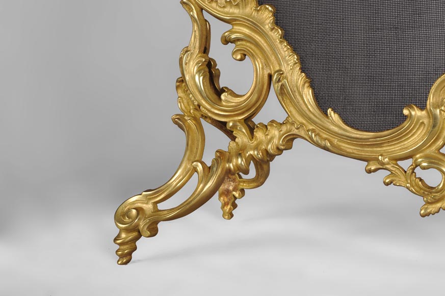 Pare étincelle ancien de style Louis XV en bronze doré à l'Allégorie de l'Hiver-4