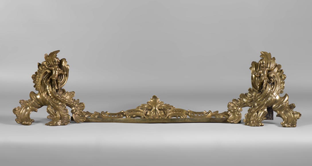 Belle barre de chenets de style Louis XV en bronze doré avec enfants et feuillages-0