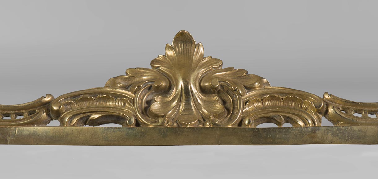 Belle barre de chenets de style Louis XV en bronze doré avec enfants et feuillages-2