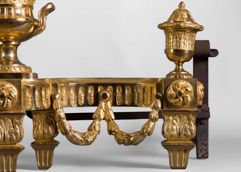 Belle paire de chenets anciens de style Louis XVI en bronze doré à décor de vases et guirlandes festonnées-3