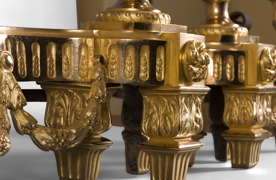 Belle paire de chenets anciens de style Louis XVI en bronze doré à décor de vases et guirlandes festonnées-4