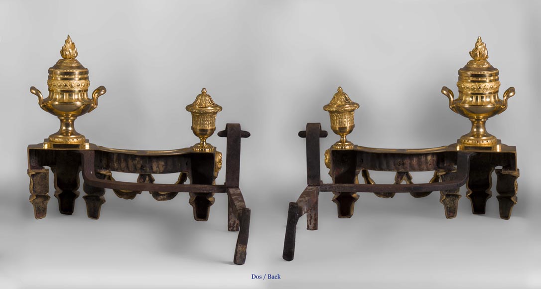 Belle paire de chenets anciens de style Louis XVI en bronze doré à décor de vases et guirlandes festonnées-5