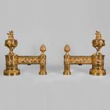 Paire de chenets anciens en bronze doré de style Louis XVI à décor de pots à feux tripodes