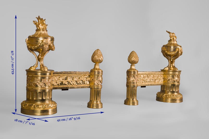 Paire de chenets anciens en bronze doré de style Louis XVI à décor de pots à feux tripodes-5