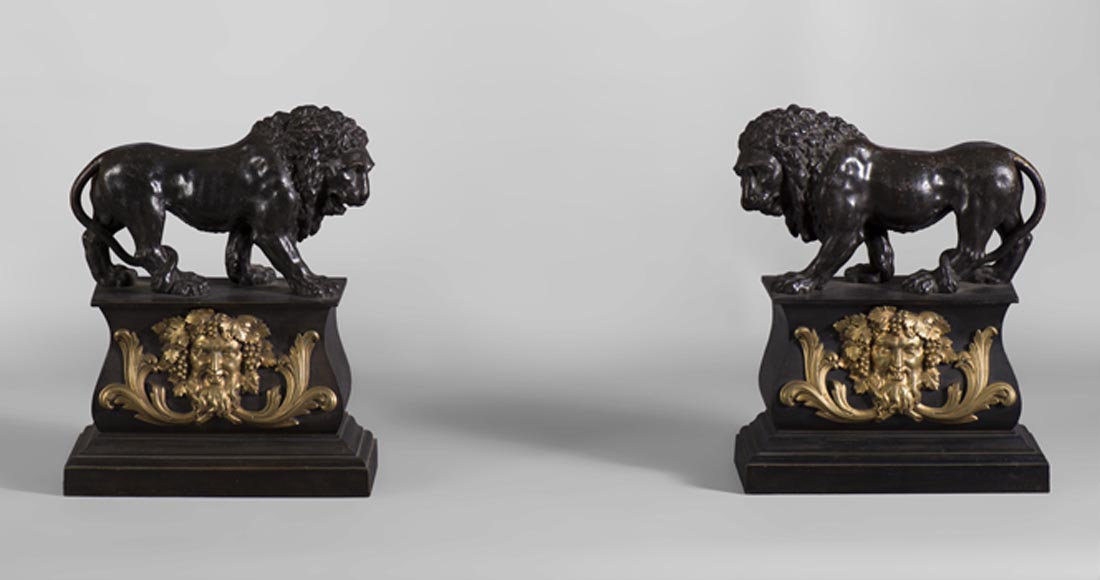 Paire de chenets anciens en bronze patiné et bronze doré décorés de lions et masques de Bacchus, du XIXe siècle.-0