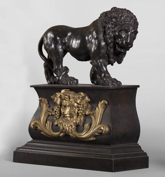 Paire de chenets anciens en bronze patiné et bronze doré décorés de lions et masques de Bacchus, du XIXe siècle.-1