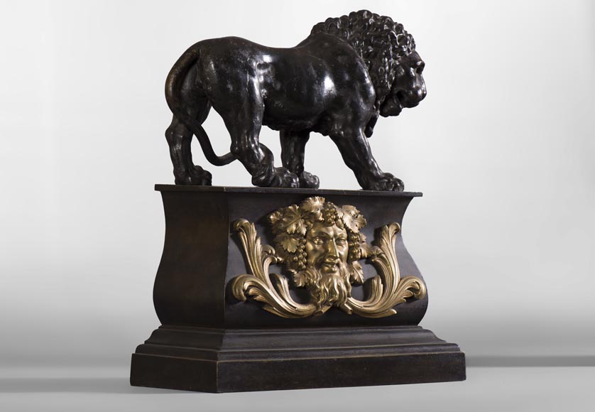 Paire de chenets anciens en bronze patiné et bronze doré décorés de lions et masques de Bacchus, du XIXe siècle.-2