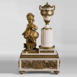 Rare horloge à cadran tournant de style Louis XVI à la petite bergère, marbre Statuaire et bronze doré