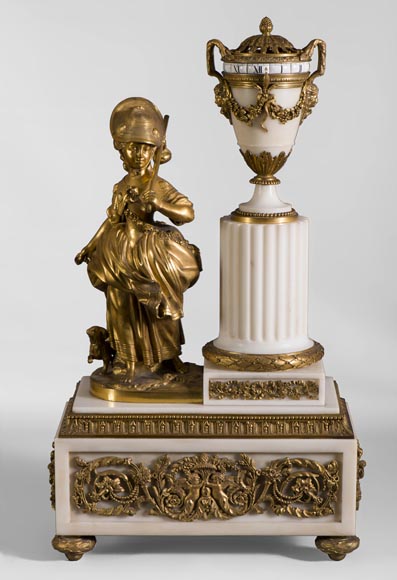 Rare horloge à cadran tournant de style Louis XVI à la petite bergère, marbre Statuaire et bronze doré-0