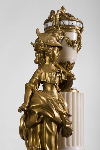Rare horloge à cadran tournant de style Louis XVI à la petite bergère, marbre Statuaire et bronze doré-2