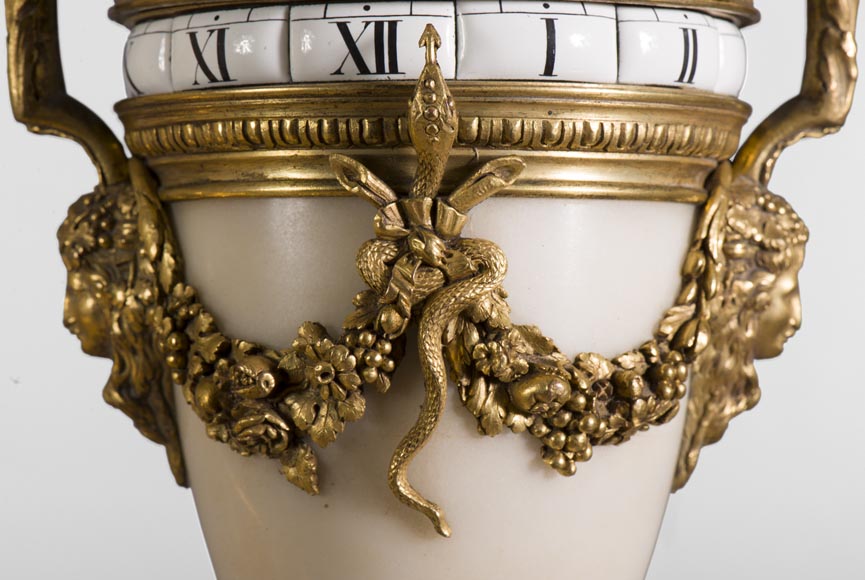 Rare horloge à cadran tournant de style Louis XVI à la petite bergère, marbre Statuaire et bronze doré-5