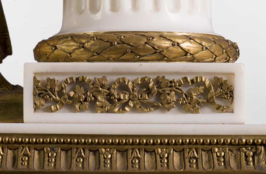 Rare horloge à cadran tournant de style Louis XVI à la petite bergère, marbre Statuaire et bronze doré-7