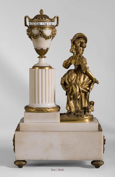 Rare horloge à cadran tournant de style Louis XVI à la petite bergère, marbre Statuaire et bronze doré-8