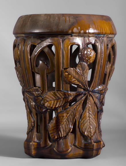 Rare tabouret Art Nouveau en céramique à décor ajouré de feuilles de marronnier-0
