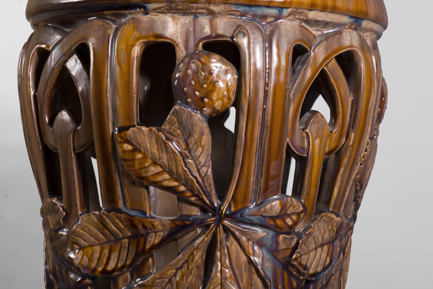 Rare tabouret Art Nouveau en céramique à décor ajouré de feuilles de marronnier-2