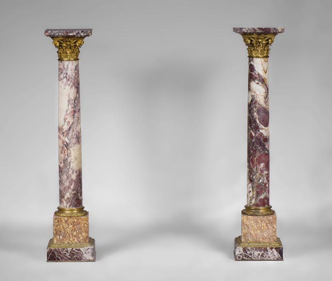 Très belle paire de colonnes en marbre Brèche Violette, Brocatelle Jaune et Levanto Rouge à ornements de bronze doré-0