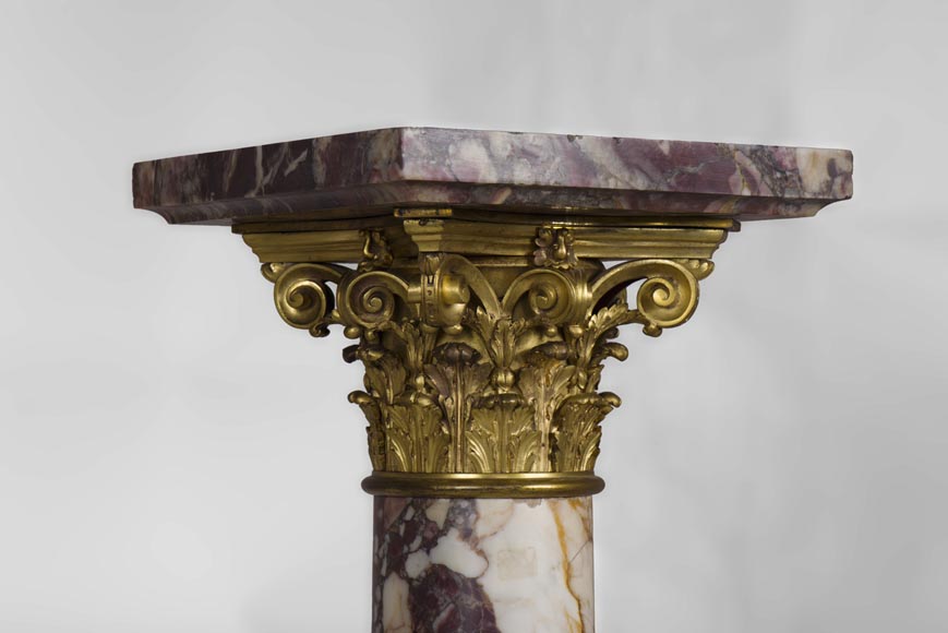 Très belle paire de colonnes en marbre Brèche Violette, Brocatelle Jaune et Levanto Rouge à ornements de bronze doré-3
