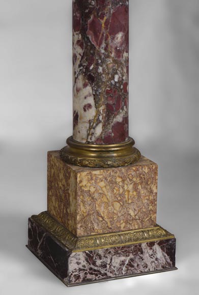Très belle paire de colonnes en marbre Brèche Violette, Brocatelle Jaune et Levanto Rouge à ornements de bronze doré-4