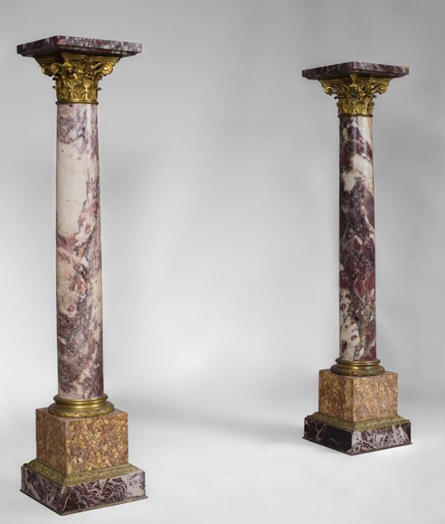 Très belle paire de colonnes en marbre Brèche Violette, Brocatelle Jaune et Levanto Rouge à ornements de bronze doré-5