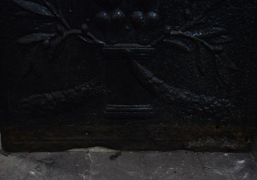Deux coeurs brûlant sur un autel, ancienne petite plaque de cheminée d'époque Louis XVI -4