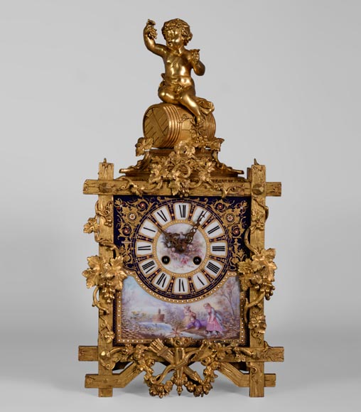 Pendule d'époque Napoléon III en porcelaine et bronze doré sur le thème de la vigne-0