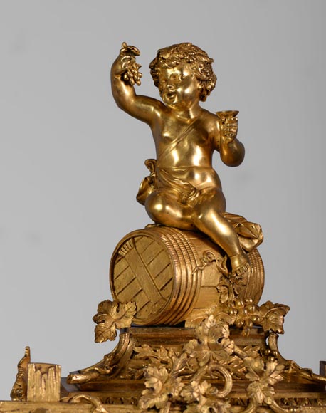 Pendule d'époque Napoléon III en porcelaine et bronze doré sur le thème de la vigne-2