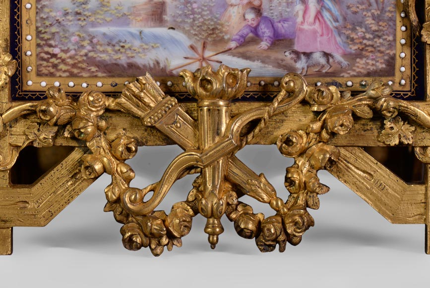 Pendule d'époque Napoléon III en porcelaine et bronze doré sur le thème de la vigne-7