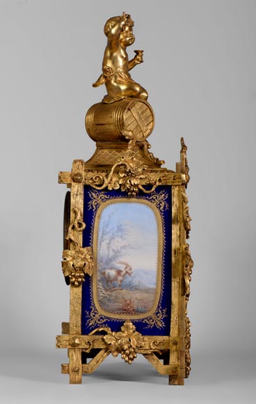 Pendule d'époque Napoléon III en porcelaine et bronze doré sur le thème de la vigne-8