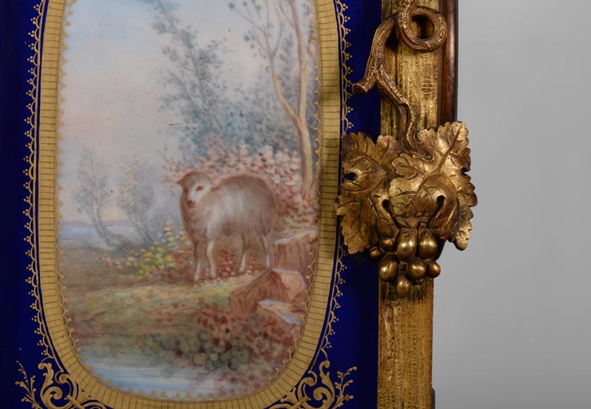 Pendule d'époque Napoléon III en porcelaine et bronze doré sur le thème de la vigne-9